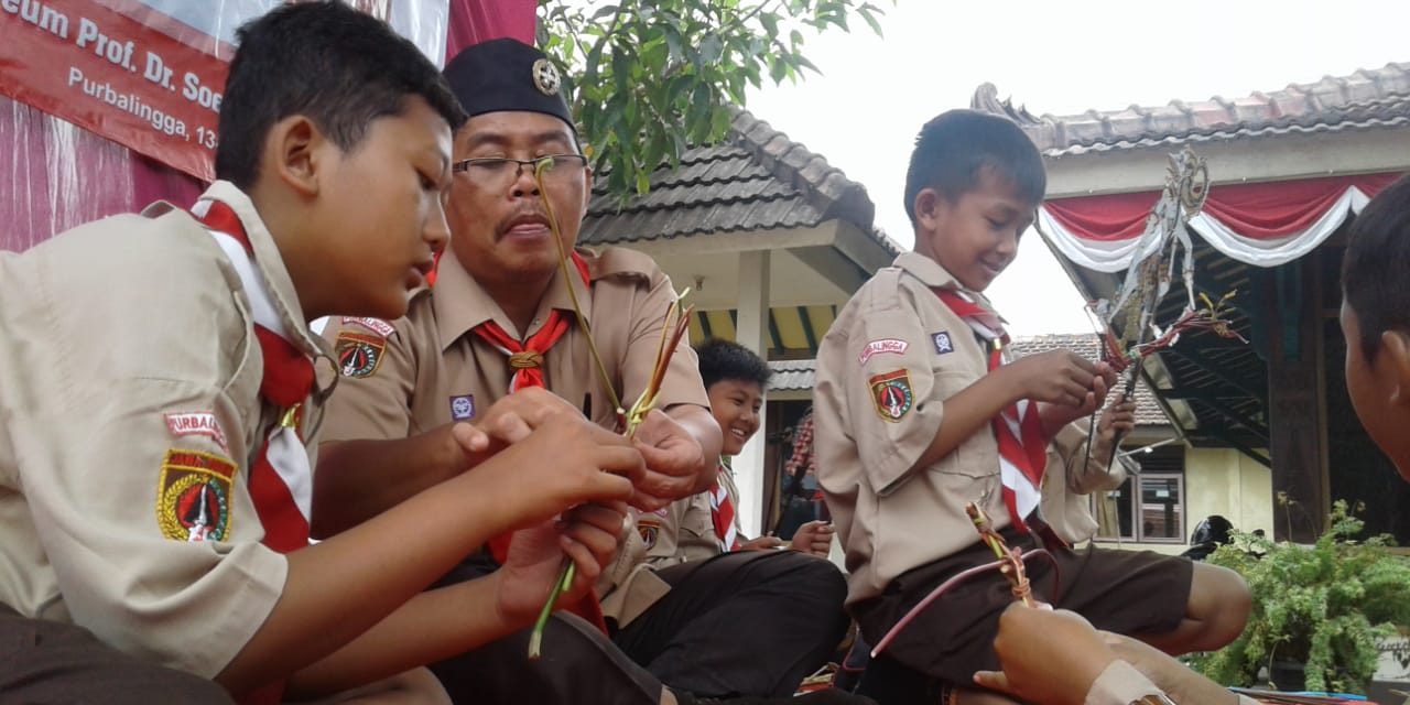 Siswa SD Belajar Membuat Wayang dari Ranting Daun Singkong