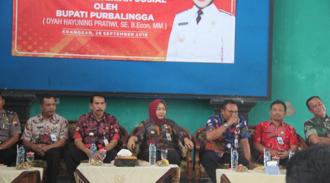 Bupati Serahkan Bantuan Kemensos Kepada 49 Warga Lanjut Usia