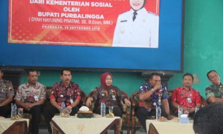 Bupati Serahkan Bantuan Kemensos Kepada 49 Warga Lanjut Usia