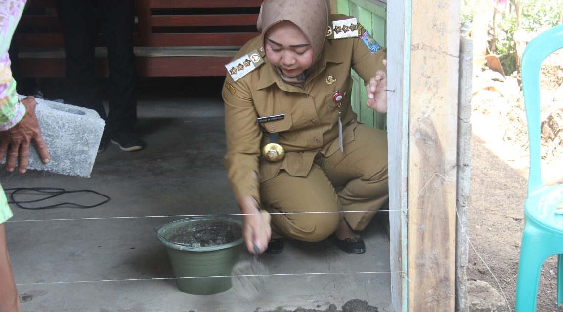 Bupati Meletakan Batu Pertama Tanda Dimulainya RTLH Bantuan Kemensos