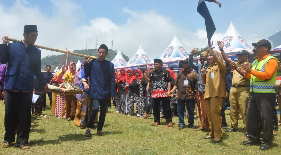 19 Nasi Tumpeng Diarak Keliling Desa Kutabawa