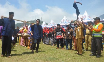 19 Nasi Tumpeng Diarak Keliling Desa Kutabawa