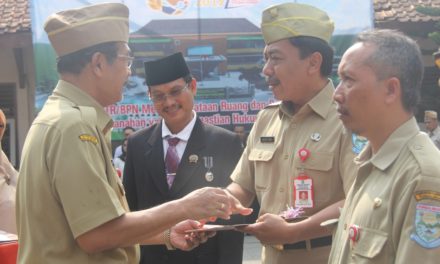 Peringatan Hari Agraria dan Tata Ruang (ATR) Serahkan Sertifikat Tanah OPD dan Ormas