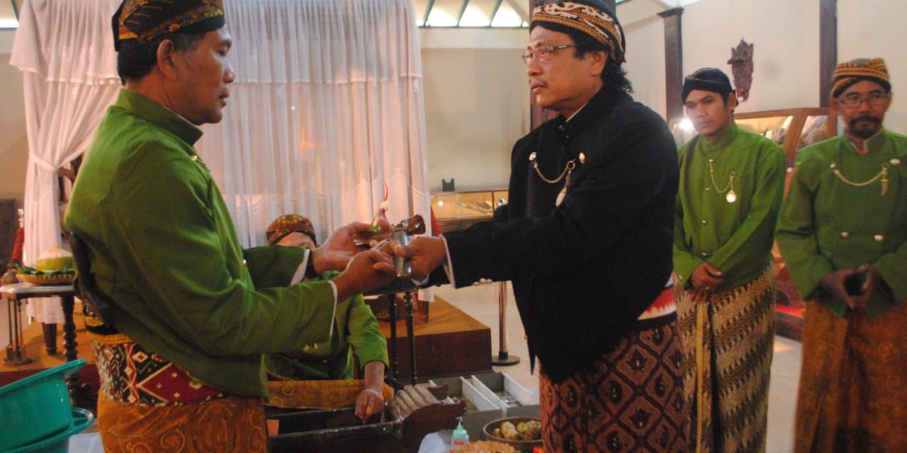 Koleksi Pusaka Museum Prof.Dr.R Soegarda Poerbakawatja Dijamas