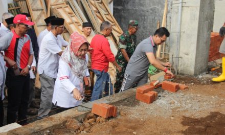 Bupati Letakkan Bata Pertama Pembangunan Masjid Baitul Ghufron