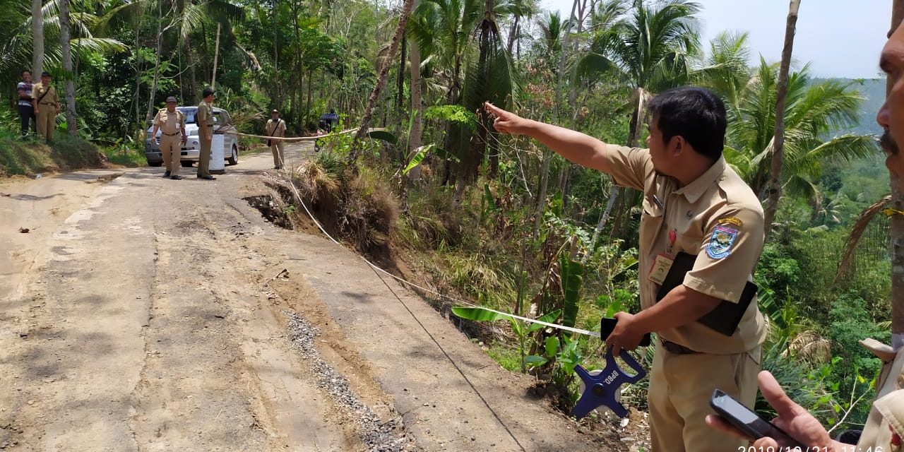 Badan Jalan Longsor, BPBD Purbalingga Cek Ruas Jalan Kramat – Baleraksa