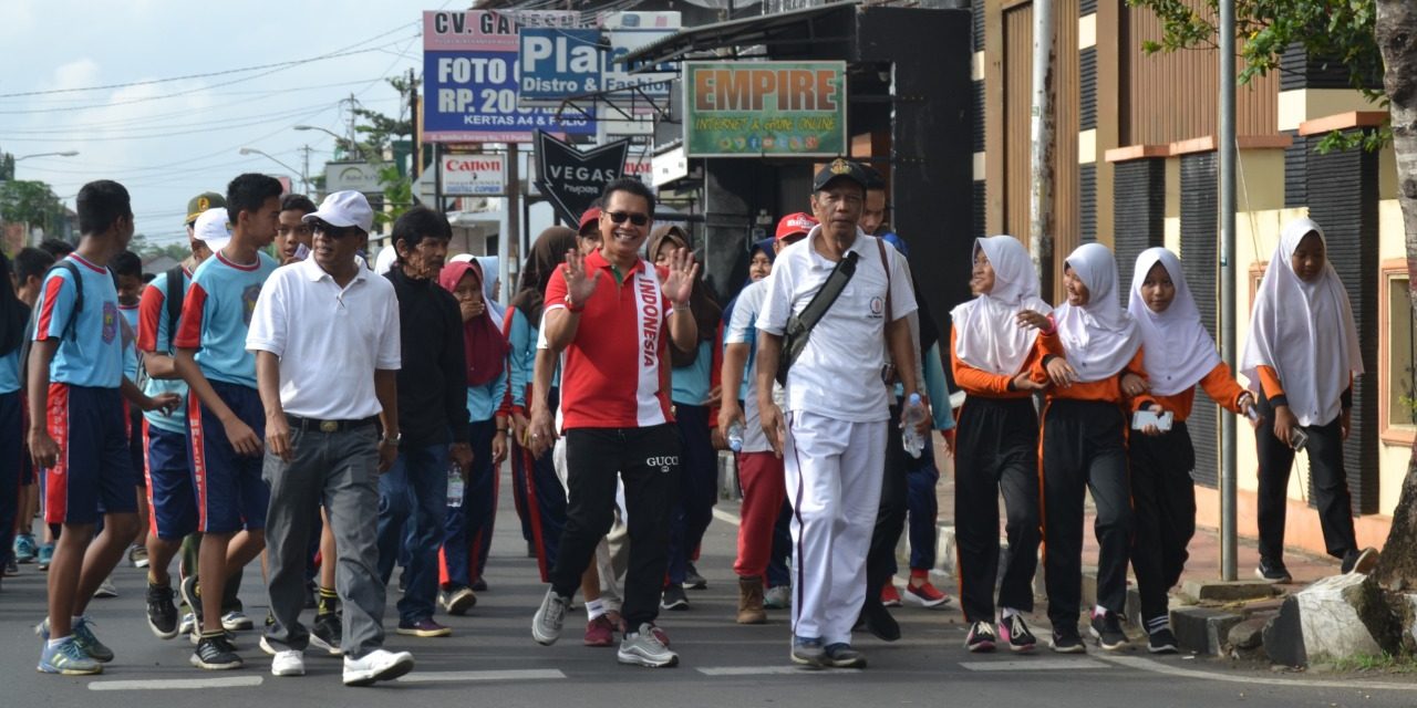 Ketua DPRD Ikut Meriahkan Jalan Sehat HUT SMP 3 Purbalingga