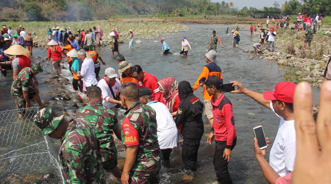 Wanogara Kulon Gotong Royong Membangun Klip Penahan Arus Kali Gintung