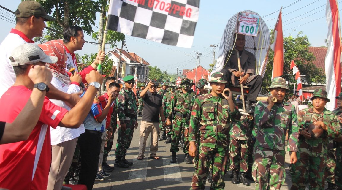 Bupati Tiwi Melepas Peserta Lari Tandu Gerilya Soedirman