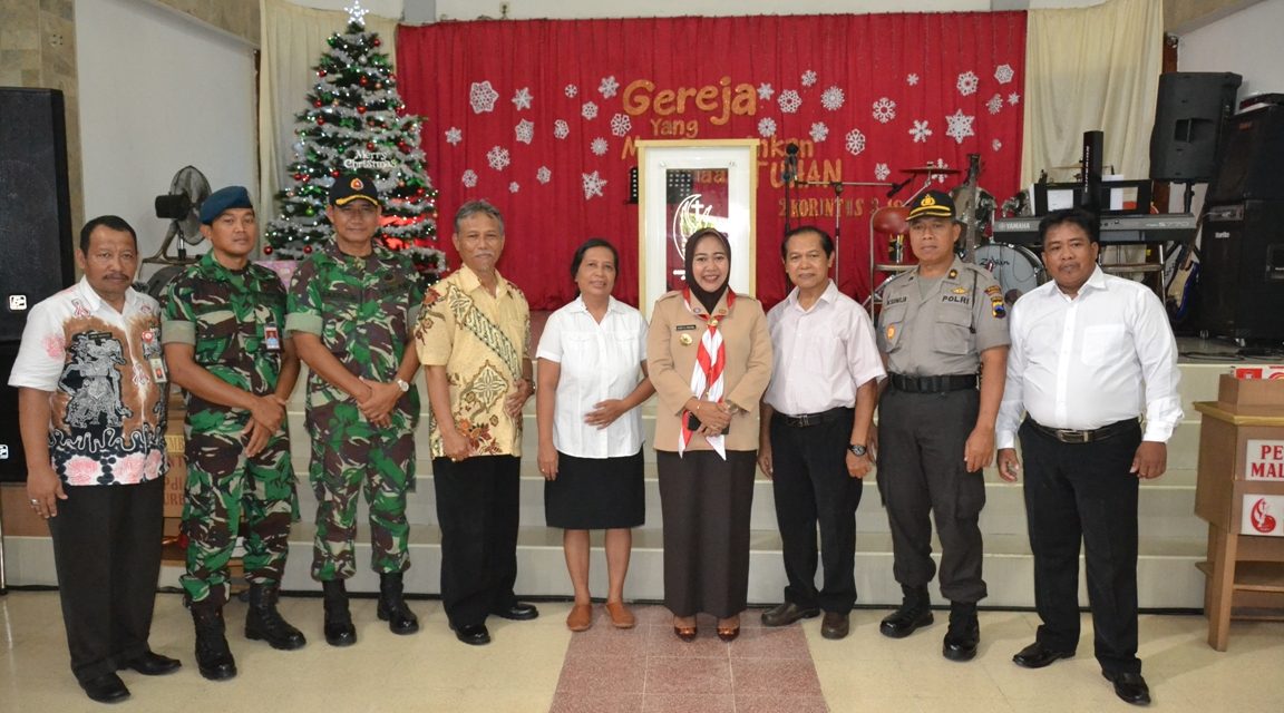 Natal 2019 Bupati Tiwi Hadiahkan Bingkisan Produk Tuka-Tuku