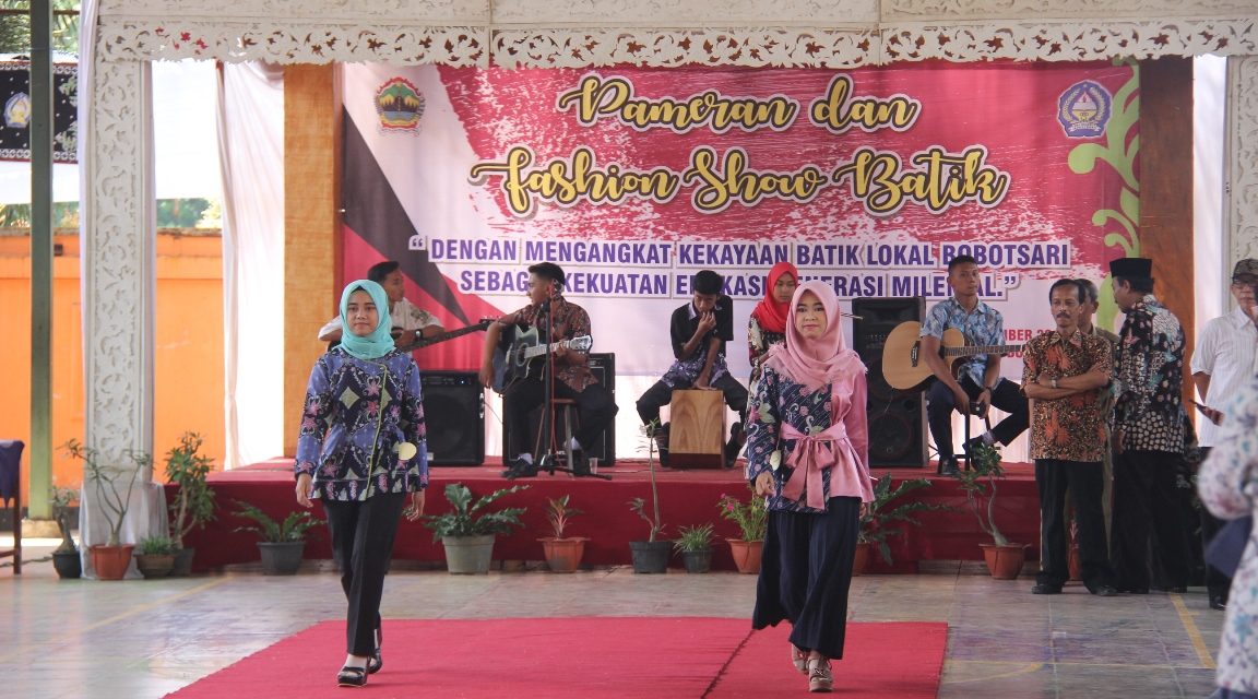 Bupati Tiwi Apresiasi Pameran dan Fashion Show Batik