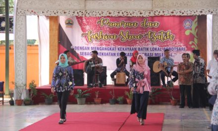 Bupati Tiwi Apresiasi Pameran dan Fashion Show Batik