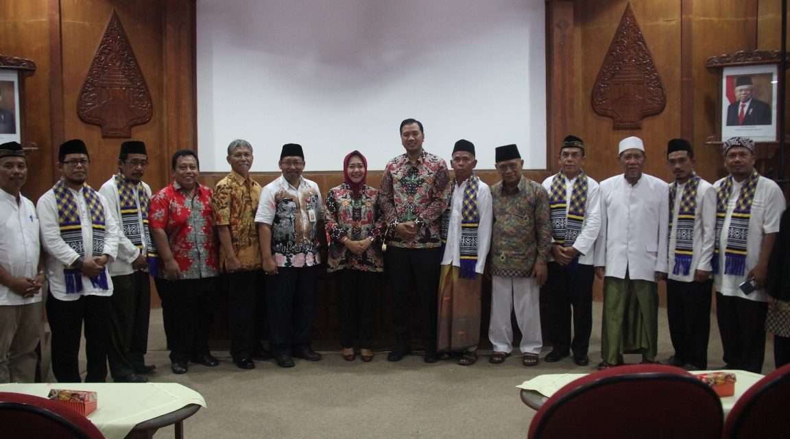 Bupati Tiwi Lepas Umroh dan Wisata Rohani APBD