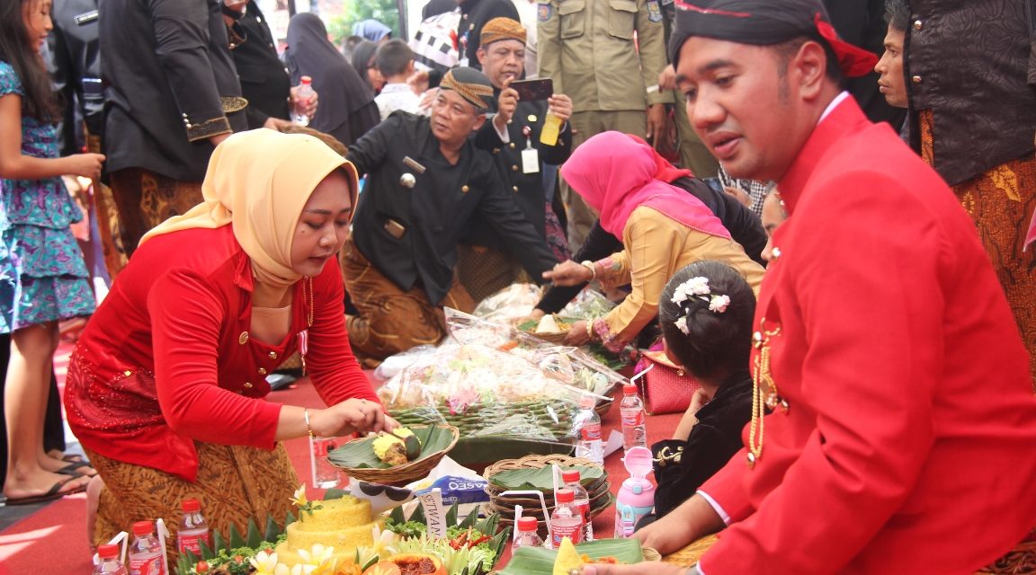 Ribuan Warga Makan Tumpeng Bersama