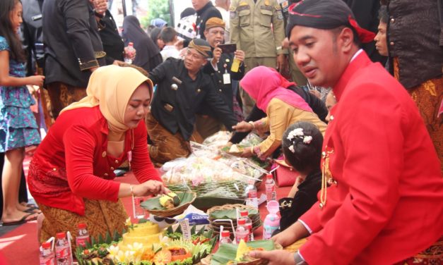 Ribuan Warga Makan Tumpeng Bersama