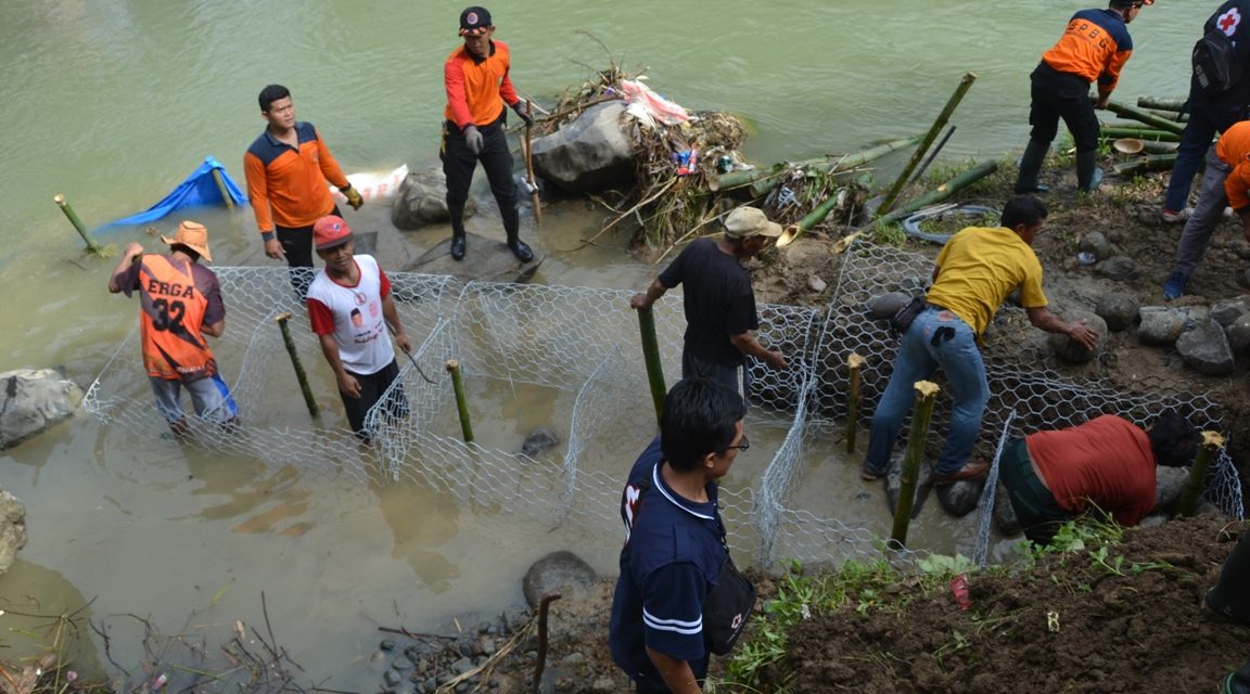 Arus Sungai Ancam Jembatan, Warga Gotong-Royong Pasang Bronjong