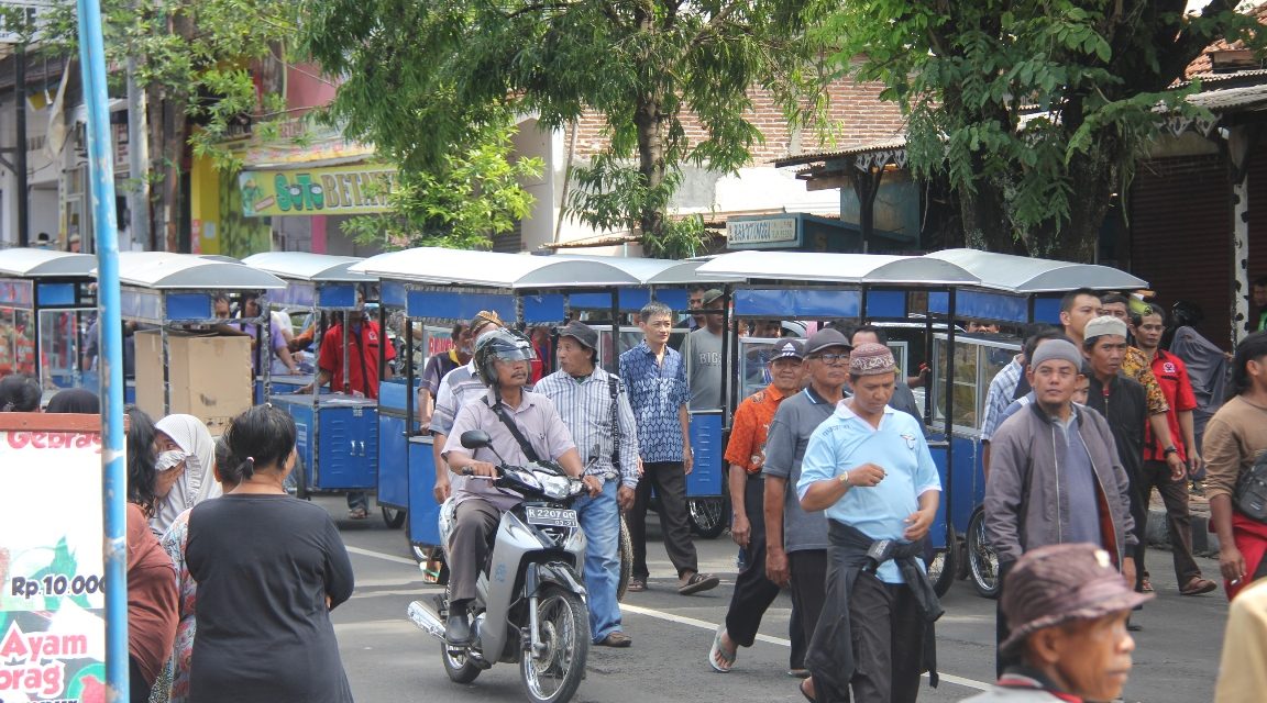 Bupati antar pindahan PKL