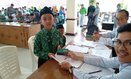 320 Anak Terima Bantuan Biaya Pendidikan AUSTS