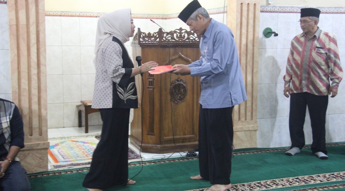 Malam Tahun Baru Bupati Sambangi Sejumlah Masjid