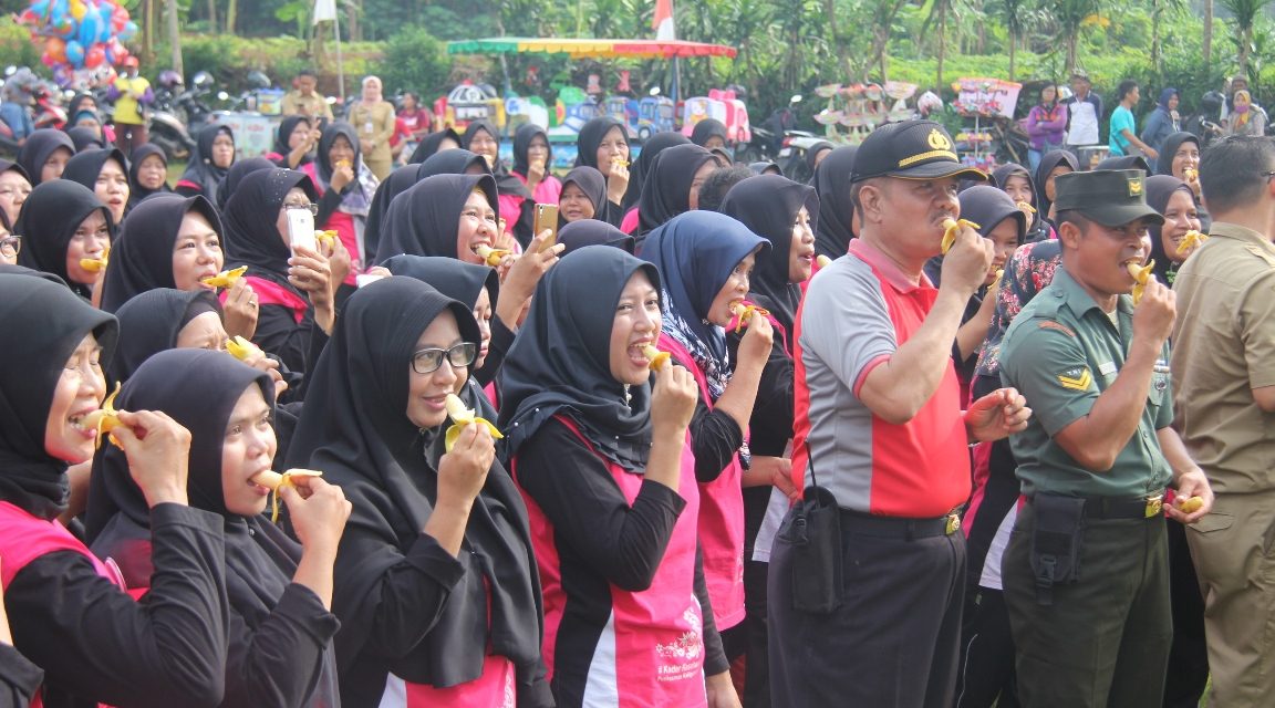 Bupati Makan Buah Pisang Bersama