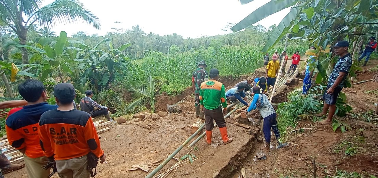 Jalan Penghubung Dusun Putus, Masyarakat Gotong Royong Bangun Jembatan Darurat