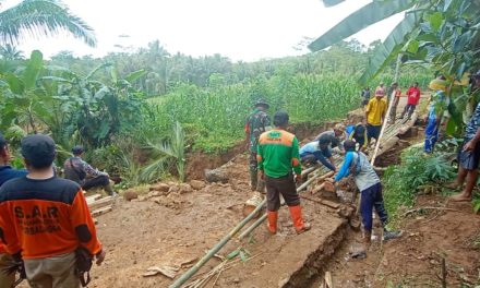 Jalan Penghubung Dusun Putus, Masyarakat Gotong Royong Bangun Jembatan Darurat