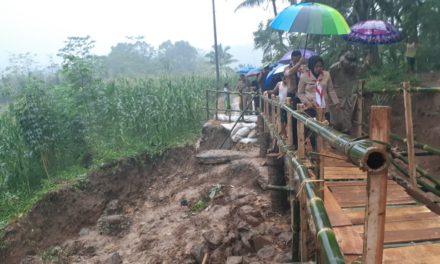 Bupati Tiwi Monitoring Lokasi Tanah Longsor Desa Ponjen