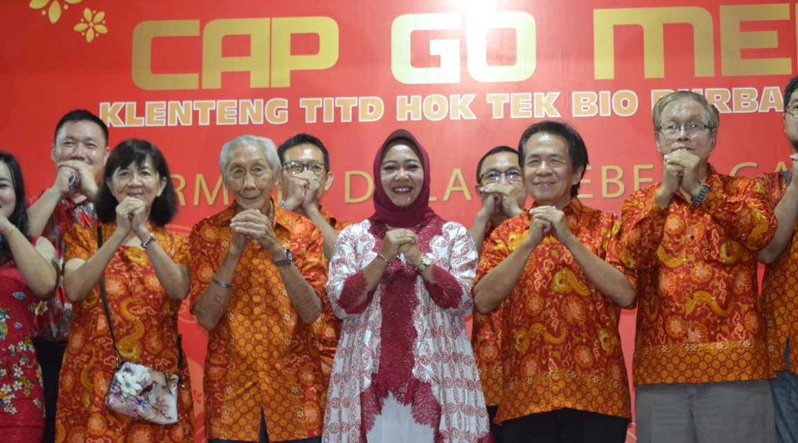 Hadiri Perayaan Cap Go Meh, Bupati Tiwi Nyanyi Lagu Mandarin