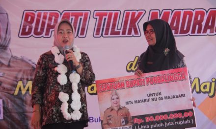 Bupati Bantu MTs Ma’arif NU 05 Majasari