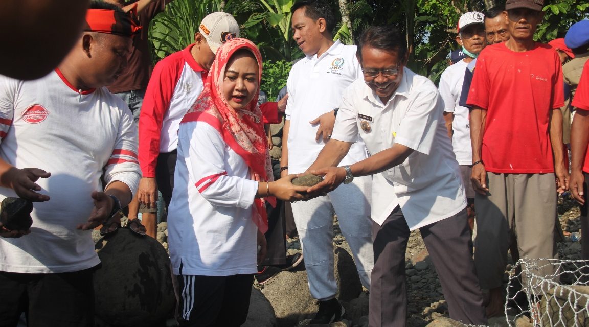 Antisipasi Banjir Susulan Warga Tajug Buat Bronjong