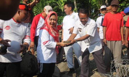 Antisipasi Banjir Susulan Warga Tajug Buat Bronjong