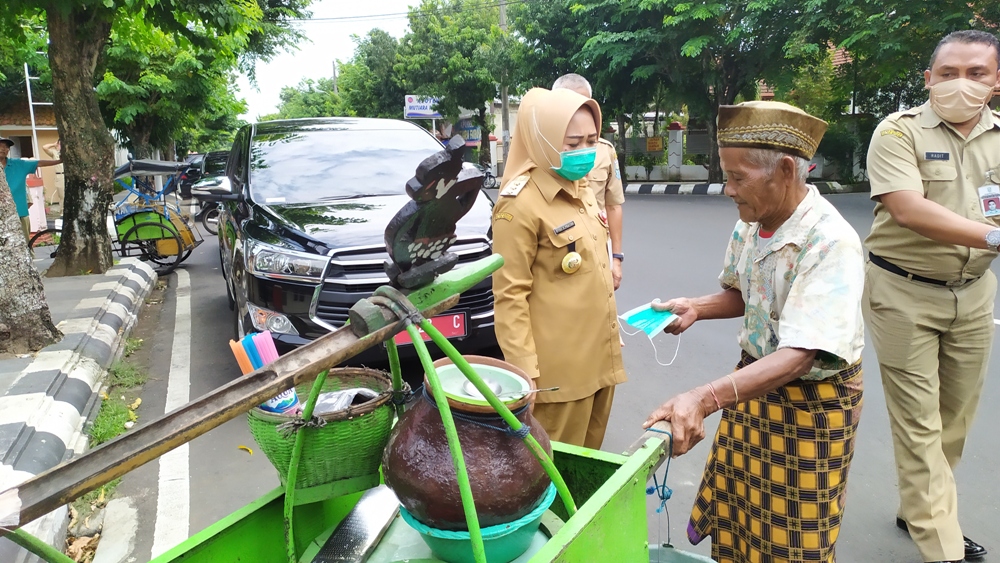 Masker Eceran Di Pedagang Kaki Lima Dijual Rp 10 Ribu