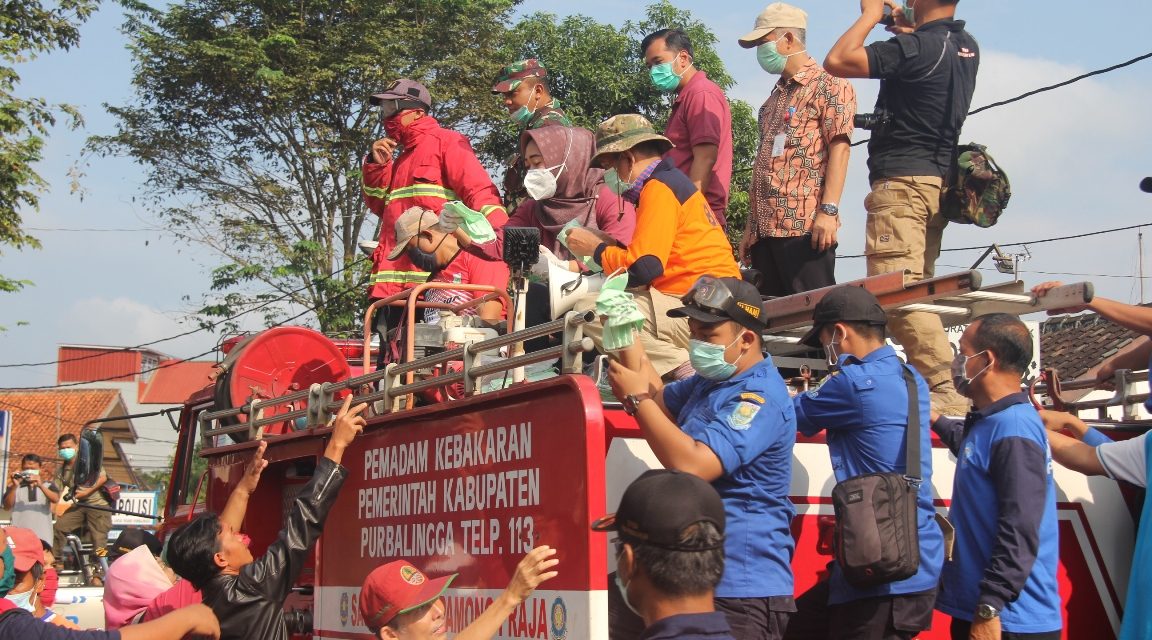 Dari Atas Truk Damkar, Bupati Sosialisasikan Antisipasi Corona