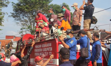 Dari Atas Truk Damkar, Bupati Sosialisasikan Antisipasi Corona