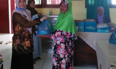 Guru SDN 2 Klapasawit Bantu Enam Pedagang Jajanan