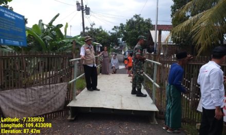 BPBD Purbalingga Pasang Jembatan Knock Down