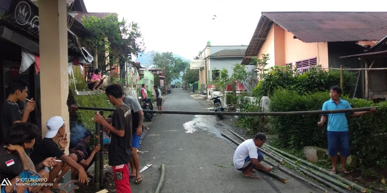 Pemuda Tlahab Lor Buat Portal jalan Identifikasi Pemudik