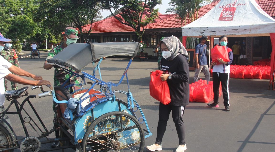 1900 Abang Becak dan Tukang Ojek Dapat Sembako