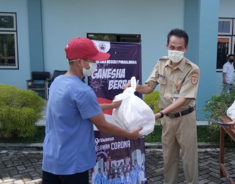 OSIS SMA 1 Purbalingga Bagikan 36 Paket Sembako