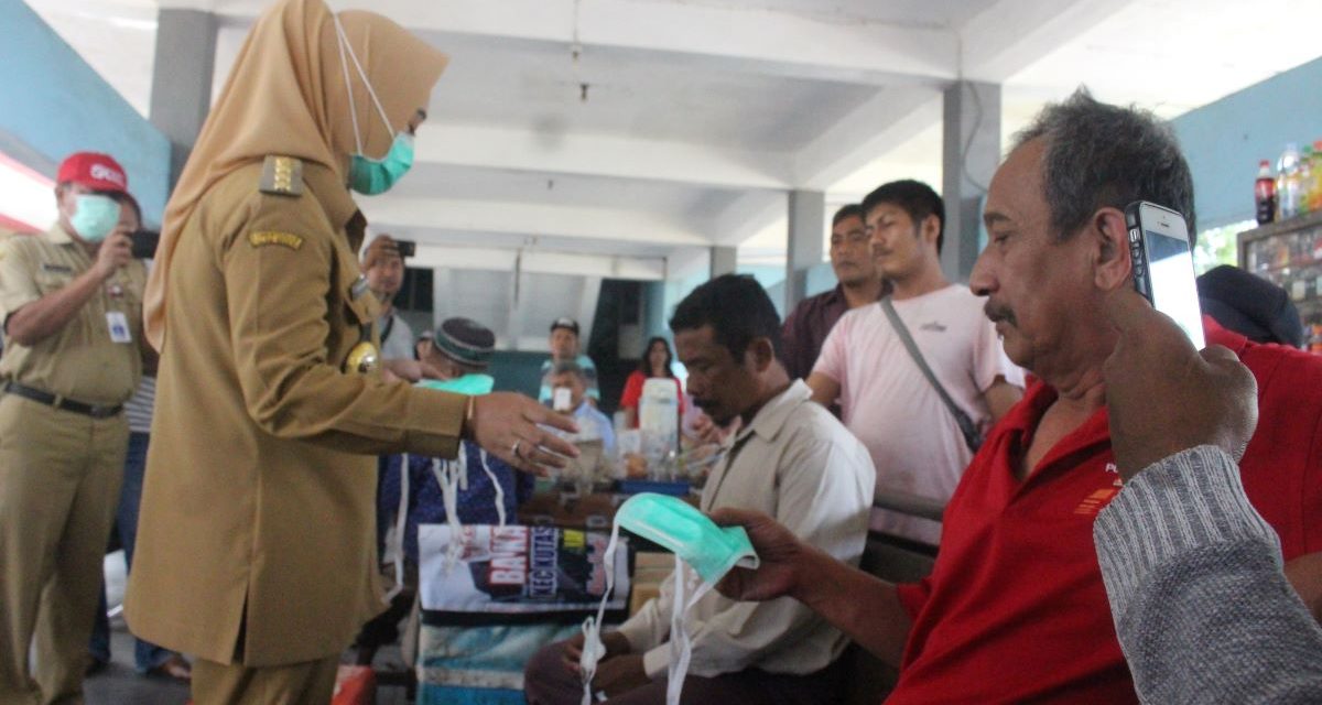 Tangkal Corona, Pemkab Bagikan Masker Gratis