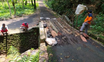 Jembatan Kayu, Gantikan Sementara Jembatan Longsor Desa Brakas