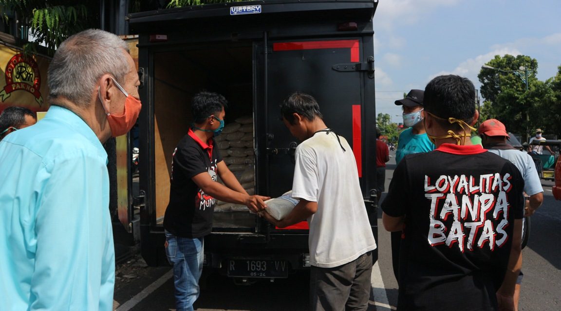 Dewi Group Bagikan Beras ke Tukang Becak dan Tukang Parkir