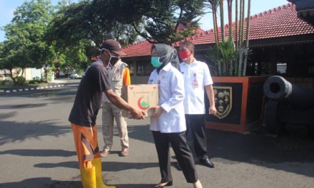 700 Paket Sembako Bagi Pedagang Pasar, 150 Penyapu Jalan