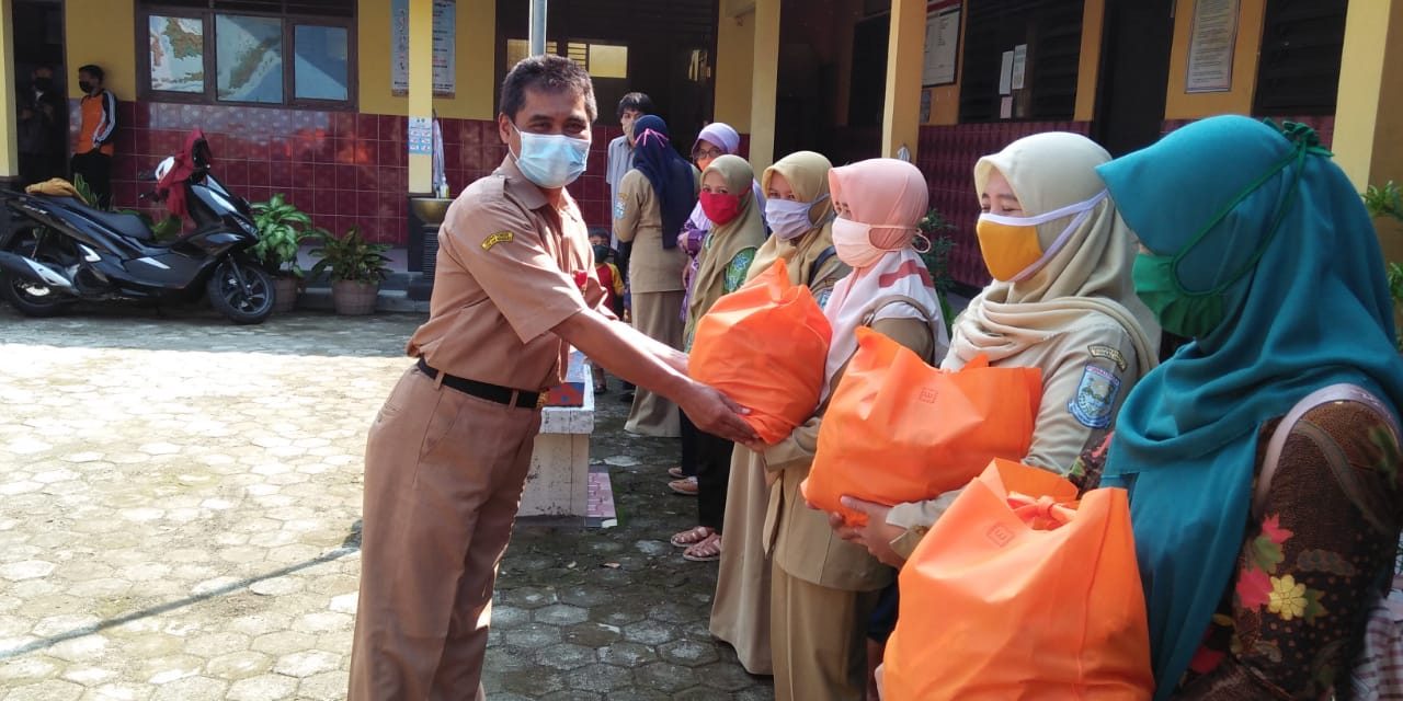 Guru PNS Iuran Beli Sembako untuk 198 GTT, PTT dan Penjaga Sekolah