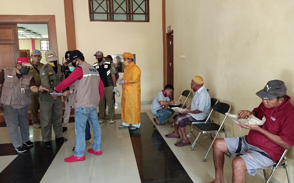 Tidak Pakai Masker, 10 Orang Dibawa Ke Rumah Karantina