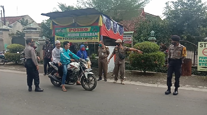 Tidak Bermasker, Warga Bersihkan Lingkungan Kantor Kecamatan