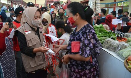 Gencarkan Pencegahan Covid-19, Bupati Bagikan Masker di Pasar