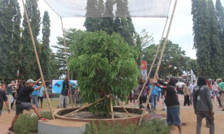 28 Komunitas Peduli Lingkungan se-Banyumas Raya Gotong-RoyongTanam Beringin Alun-alun Purbalingga