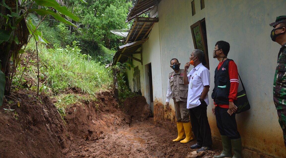 Pjs Bupati Meninjau Korban Terdampak Longsor di Tangkisan