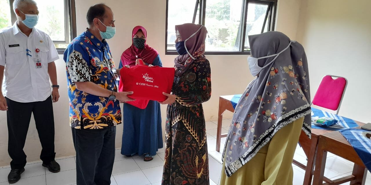 Ibu Hamil dan Menyusui di Candinata Dapat Paket Bantuan Ikan